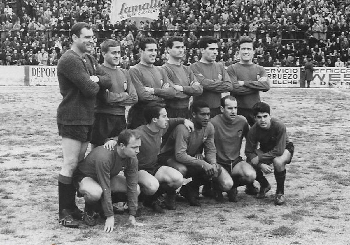 La alineación del Valencia en la temporada 65-66, la del primer triunfo en Altabix. Depie: Zamora, Arnal, Mestre, Vidagany, Vilar y Roberto. Agachados: Guillot, Navarro, Waldo, Sánchez Lage y Poli.