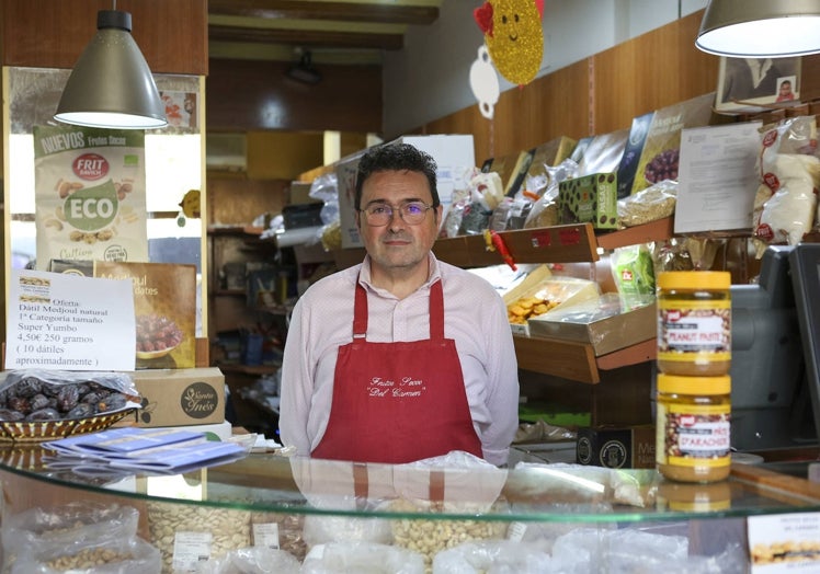 Manuel Vicente Pastor, en su tienda Frutos Secos del Carmen, en la calle Alta.