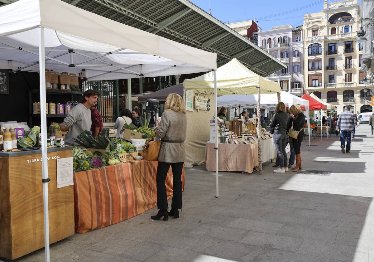 Mercadillo de agricultores instalado cada martes junto al Mercado de Colón.