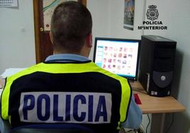 Agentes de la Policía Nacional examinan un ordenador.