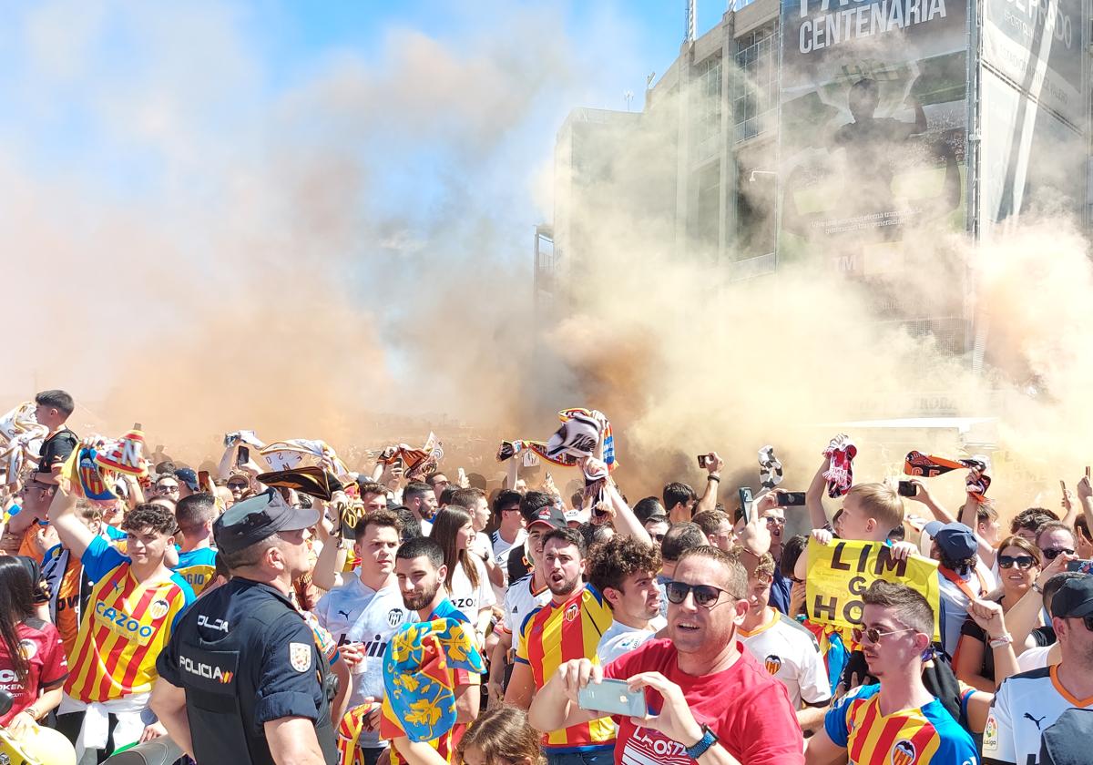 Aficionados valencianistas recibiendo al equipo a su llegada al Martínez Valero.