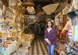 Amparo Trilles, en la tienda Muebles y cestería Trilles, en la plaza del Mercado, junto a la Lonja.