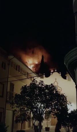 Fuego en el Calvari, tras la capilla de la Virgen de la Font.