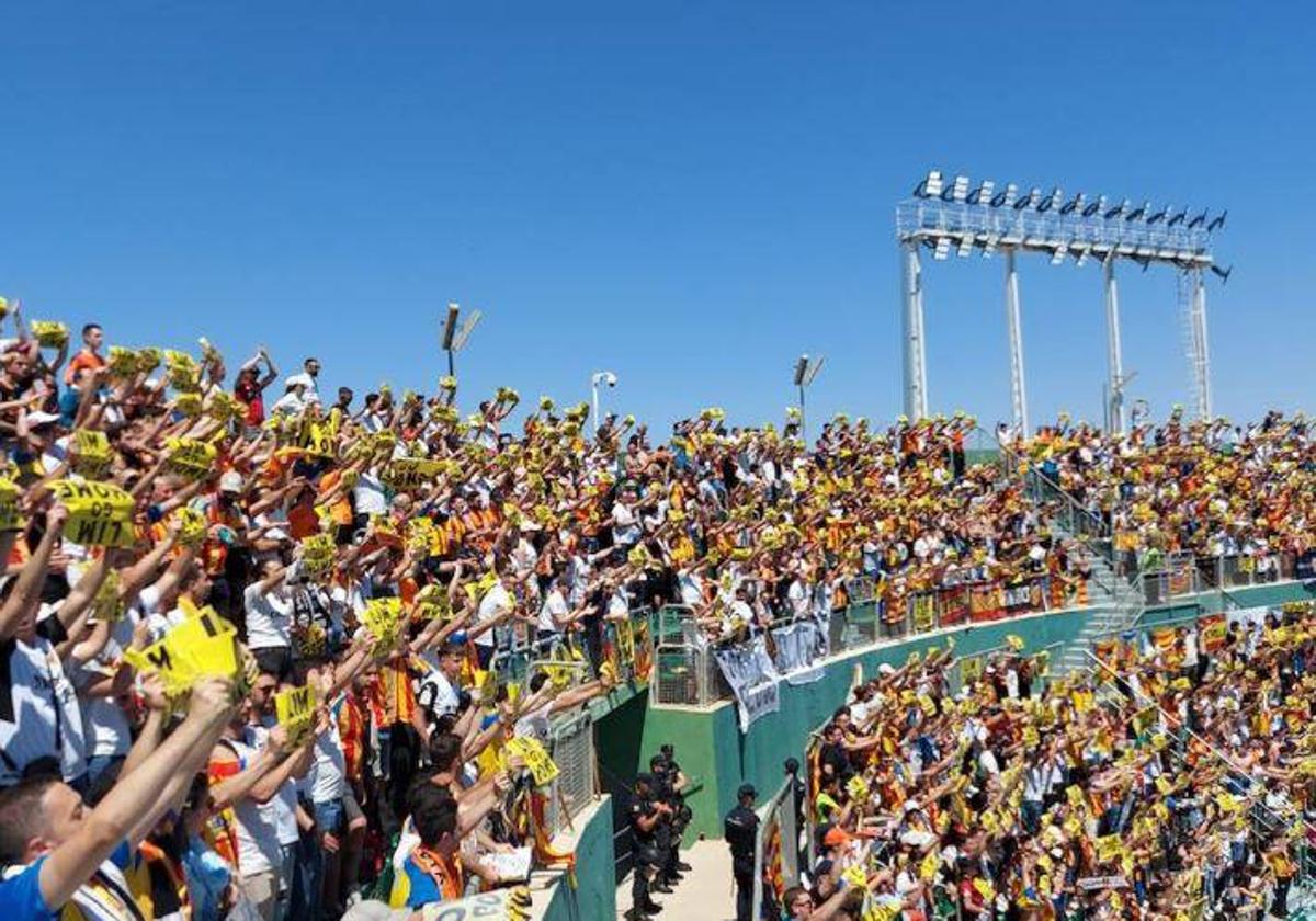 Miles de valencianistas protestan contra Peter Lim en el minuto 19 con el lema habitual, al que se sumaron numerosos seguidores del Elche.