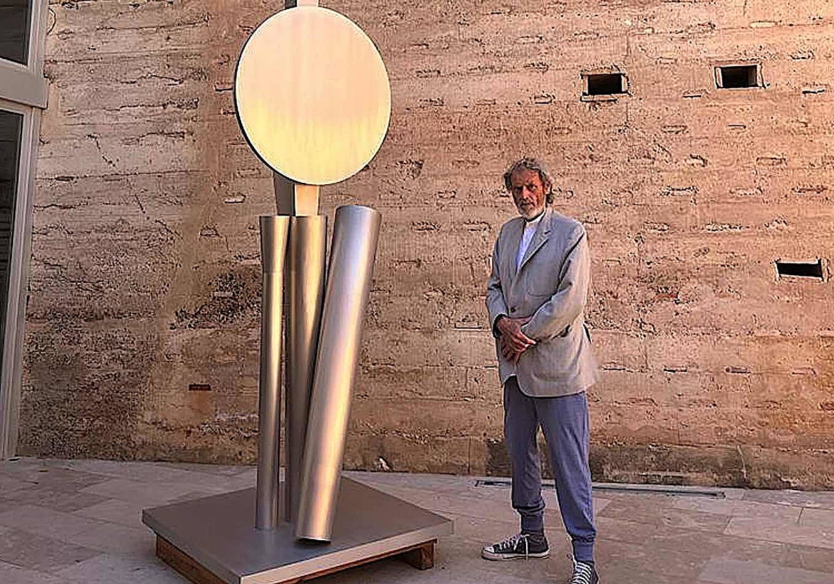 Navarro, junto a una de sus esculturas.