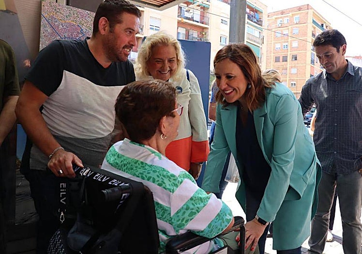 Catalá, con concejales y vecinos en Torrefiel.
