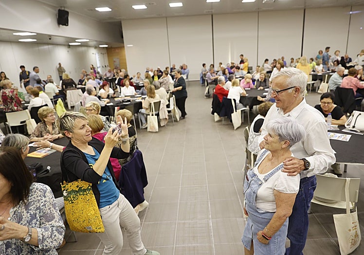 La síndica de Compromís, Papi Robles, fotografía a Ribó con una vecina, este lunes.