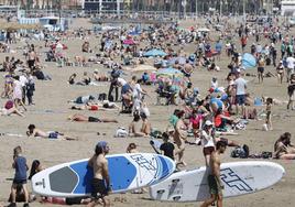 Valencianos y visitantes se lanzan a la playa ante las altas temperatuas.