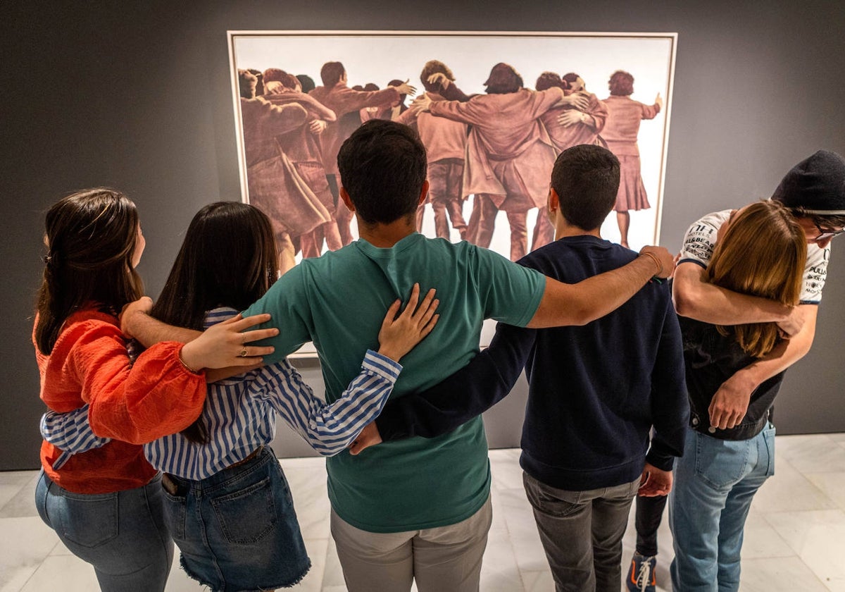 Seis jóvenes nuevos votantes recrean 'El abrazo' de Juan Genovés en la exposición de la Fundación Banjaca.