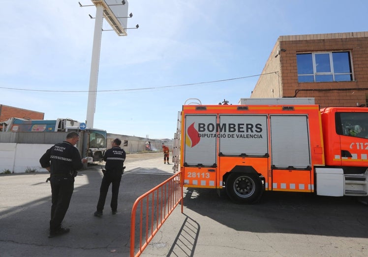 Imagen principal - Incendio junto a la empresa que hizo las gradas del nuevo estadio del Valencia