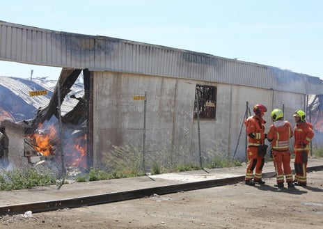 Imagen secundaria 1 - Incendio junto a la empresa que hizo las gradas del nuevo estadio del Valencia