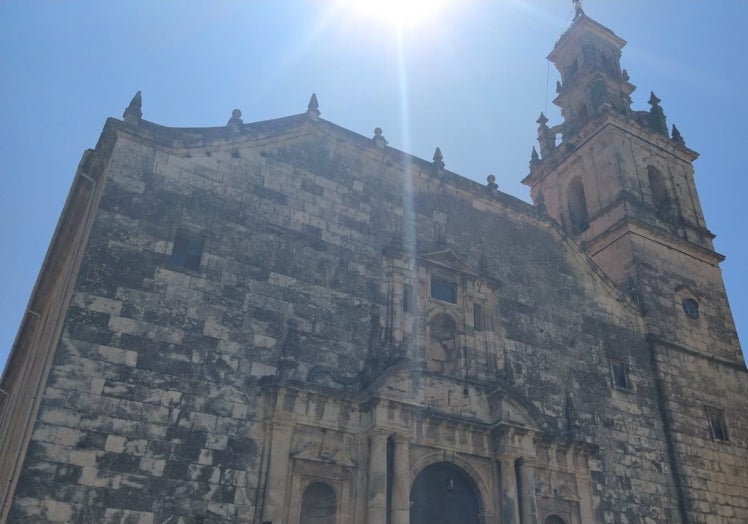 Imagen principal - Arriba, estado de la fachada de la iglesia; acceso vetado al paso y campanario. 