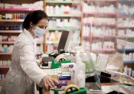 Una farmacéutica con mascarilla.