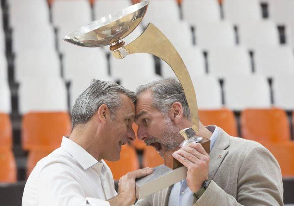 Dos décadas después, Nacho Rodilla y Víctor Luengo volvieron a reeditar la icónica foto de la celebración del título en la Fonteta.