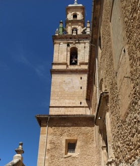 Imagen secundaria 2 - Arriba, estado de la fachada de la iglesia; acceso vetado al paso y campanario. 