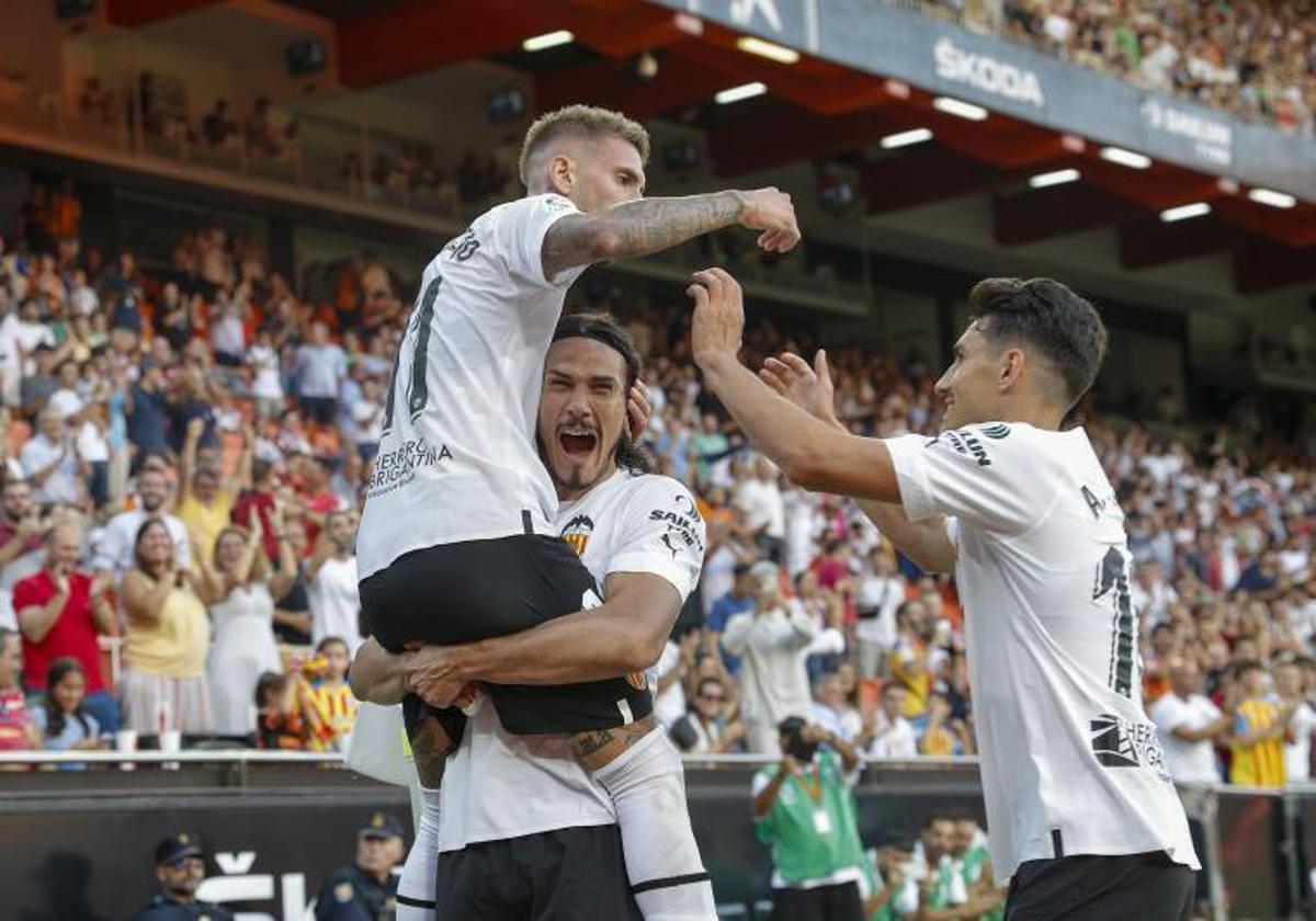 Cavani, Castillejo y André Almeida celebran un gol en Mestalla.