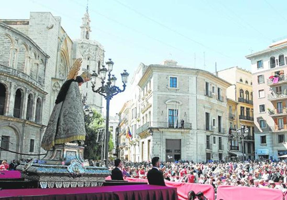 Plaza de la Virgen. Imagen original de la Virgen tras su restauración, el 5 de abril de 2014