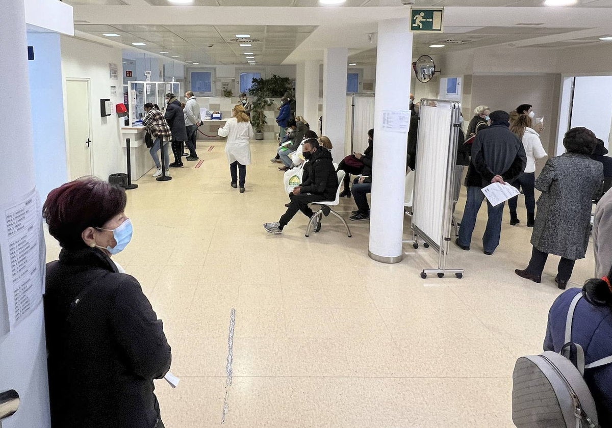 Pacientes en la sala de espera del centro de salud de Nou Moles.