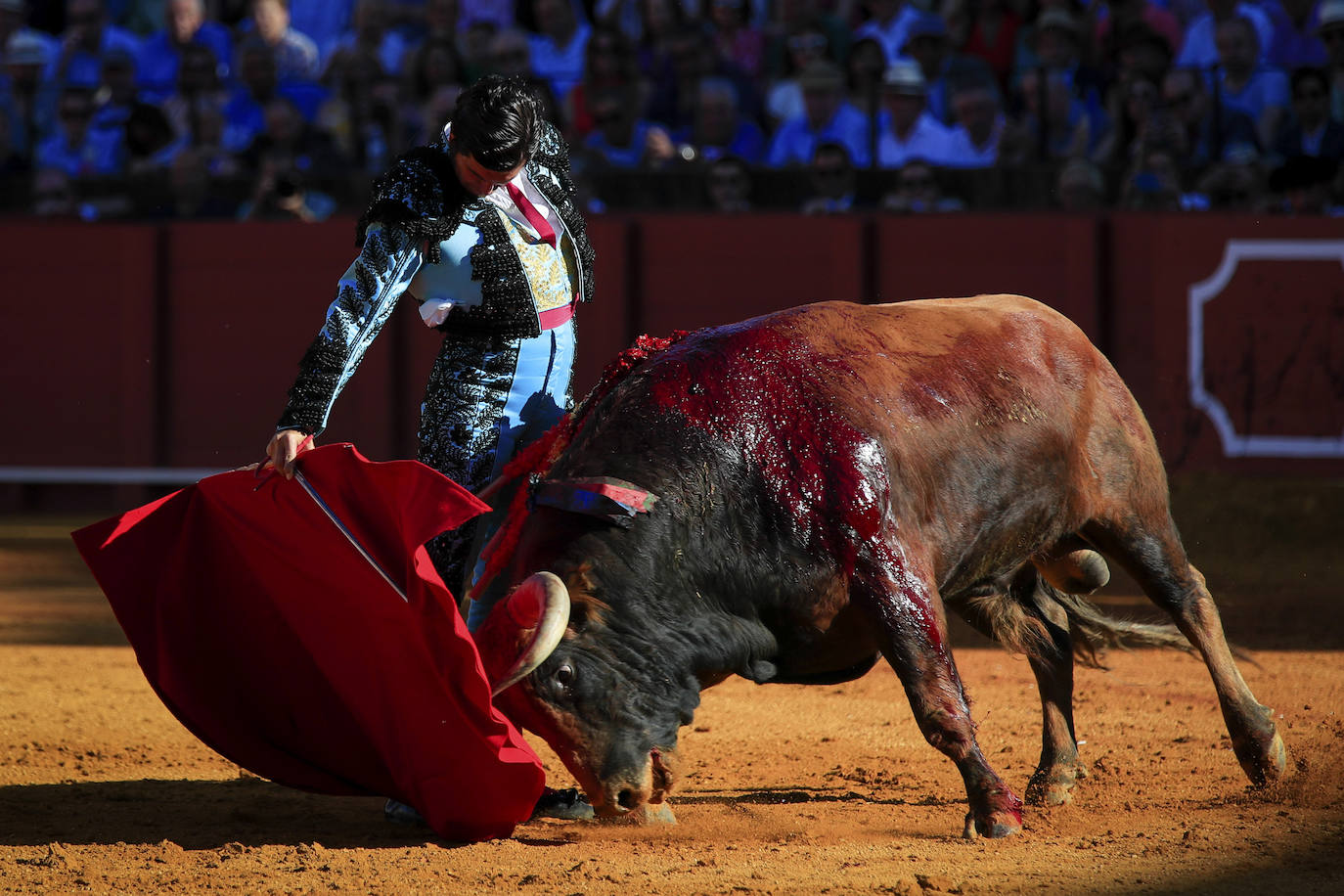 Morante de la Puebla hace historia en Sevilla al cortar un rabo después de 52 años