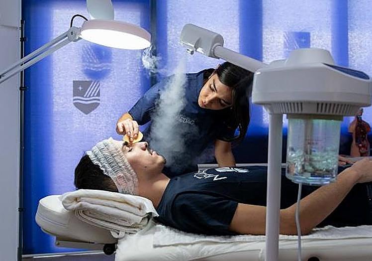 Imagen principal - MEDAC aumenta su oferta de FP e introduce la metodología semipresencial en su catálogo formativo