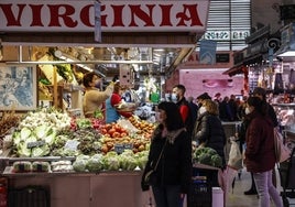 Puesto de frutas y verduras en el Mercado Central de Valencia.