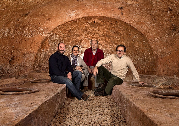Imagen principal - Arriba, la familia Velázquez; en medio, las tinajas de la antigua bodega y, sobre estas líneas, los depósitos.
