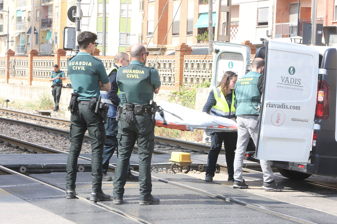 Arrollada por un tren en el paso a nivel de Alfafar una joven de 20 años