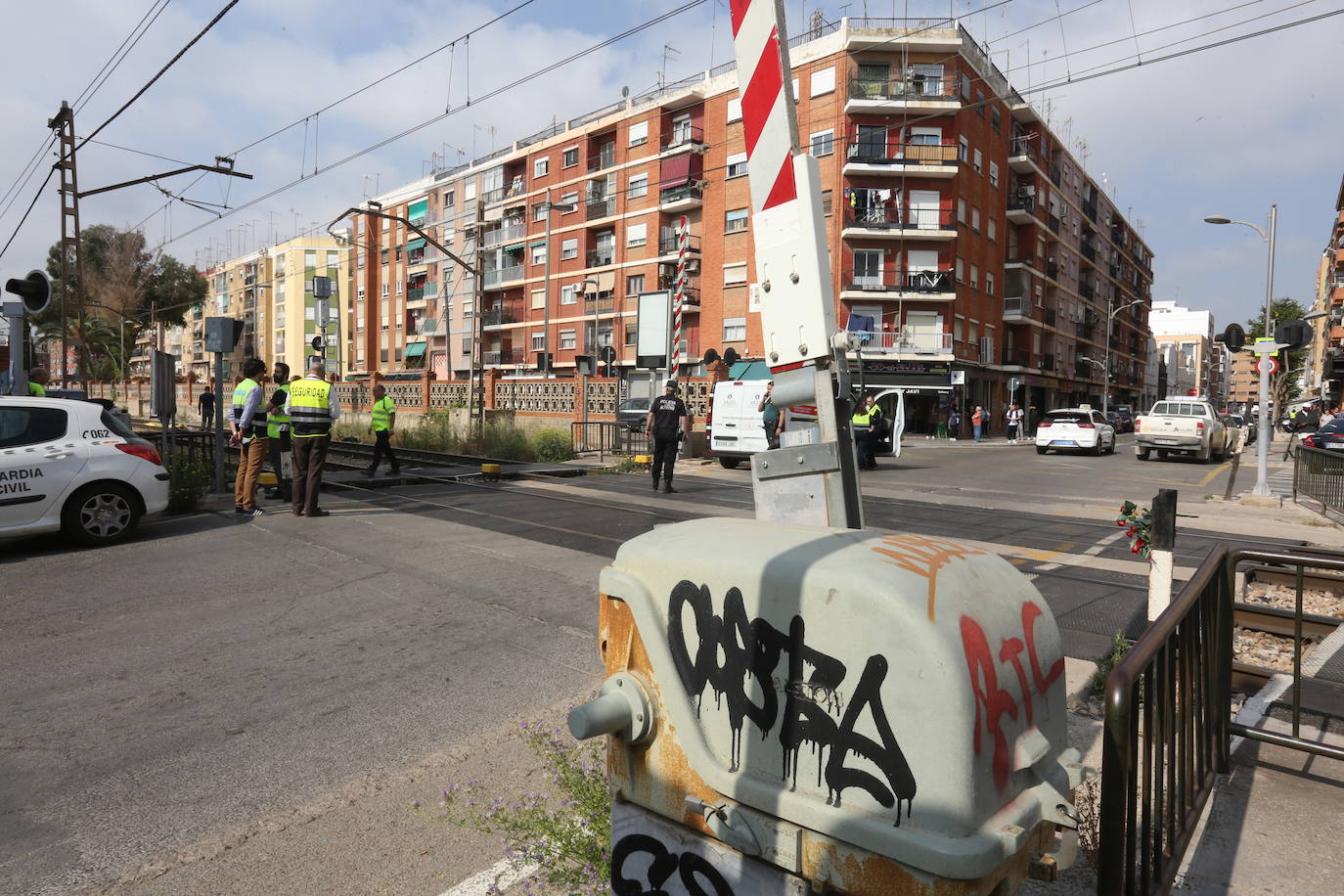 Arrollada por un tren en el paso a nivel de Alfafar una joven de 20 años