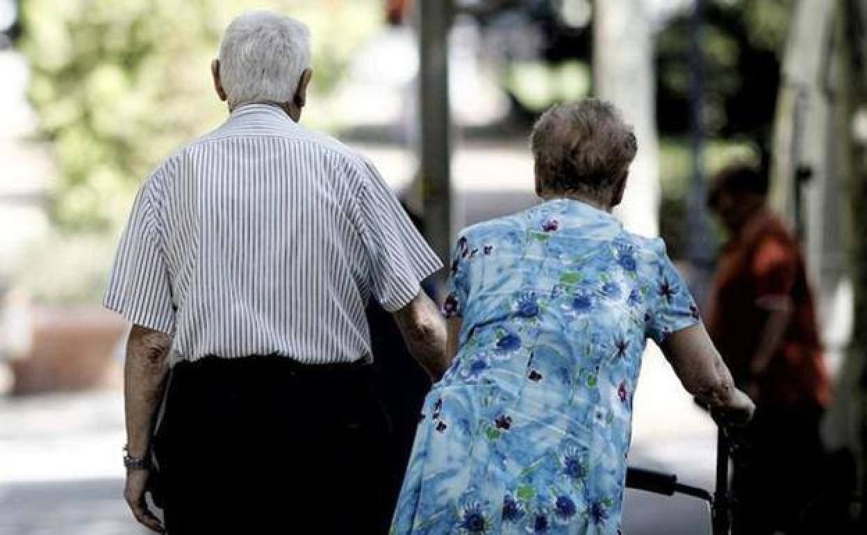 Una pareja de pensionistas paseando