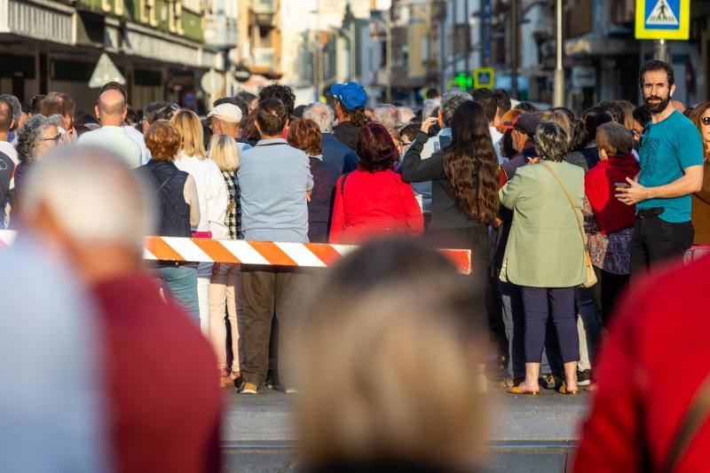 Concentración en Alfafar tras morir una joven arrollada por un tren en el paso a nivel