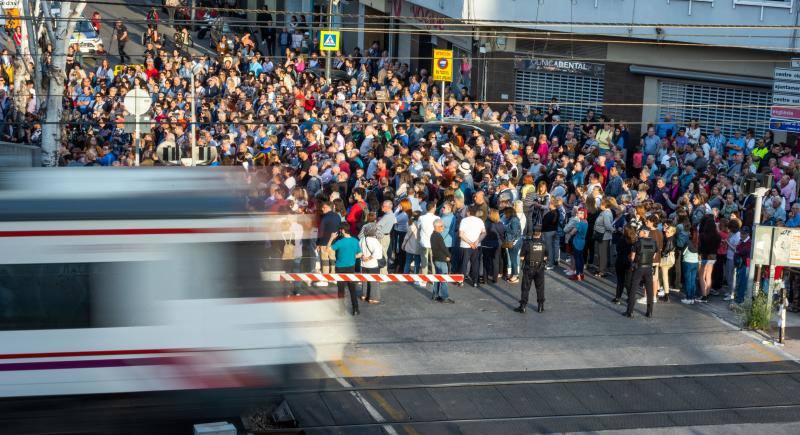 Concentración en Alfafar tras morir una joven arrollada por un tren en el paso a nivel
