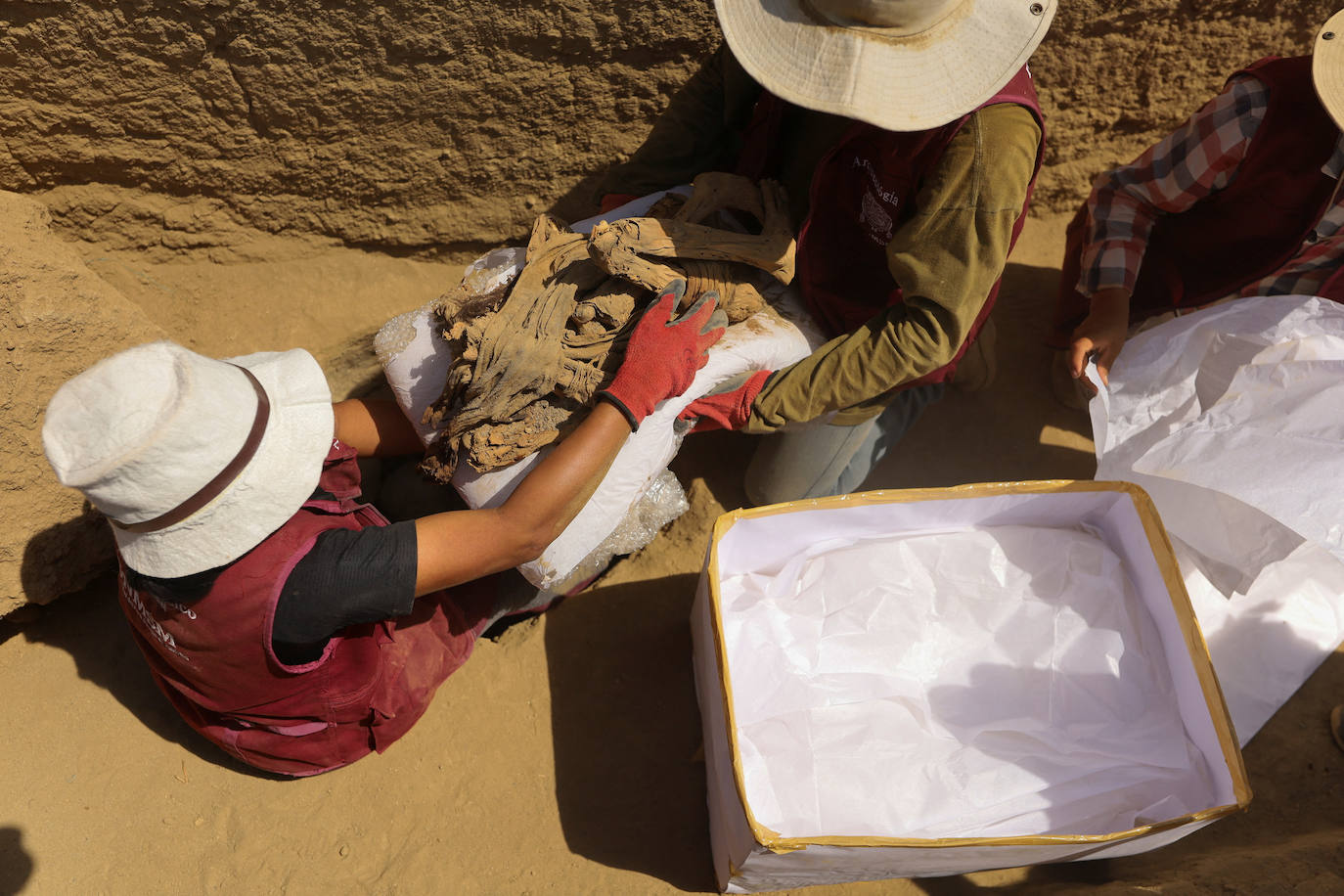 Hallan en Perú un momia de hace 1.000 años que conserva restos de piel y pelo