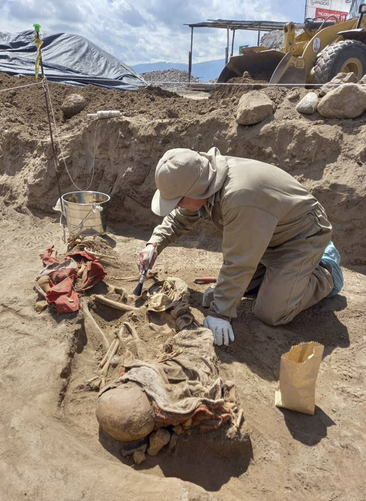 Hallan en Perú un momia de hace 1.000 años que conserva restos de piel y pelo