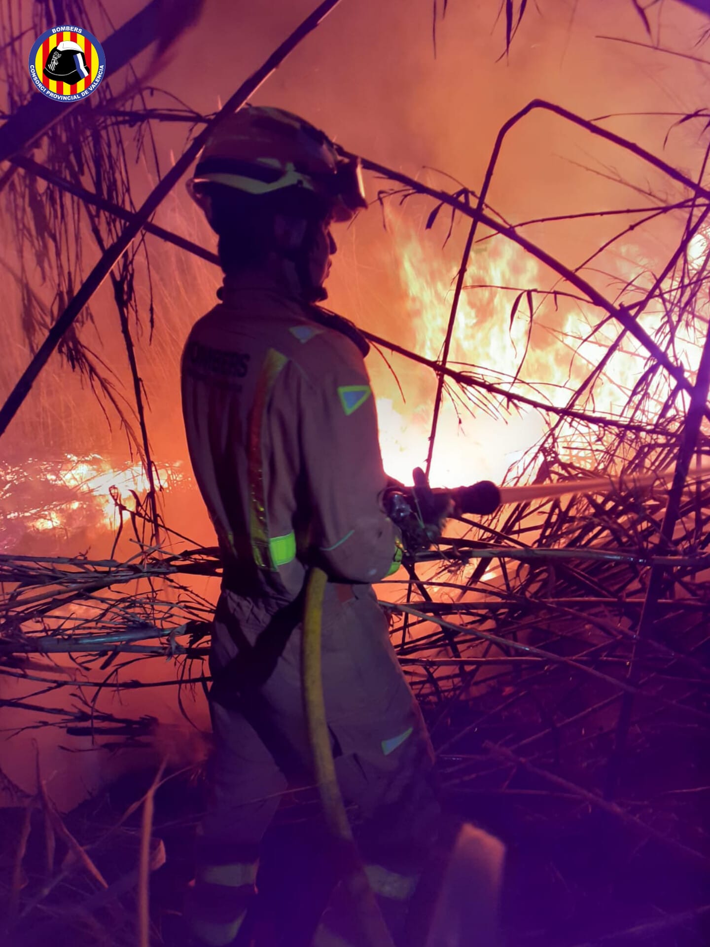 Un bombero sofocando uno de los fuegos.