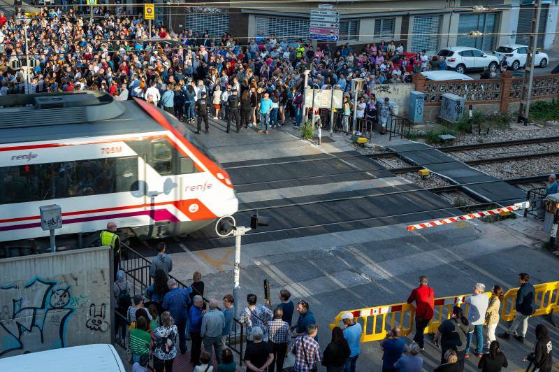 Concentración en Alfafar tras morir una joven arrollada por un tren en el paso a nivel