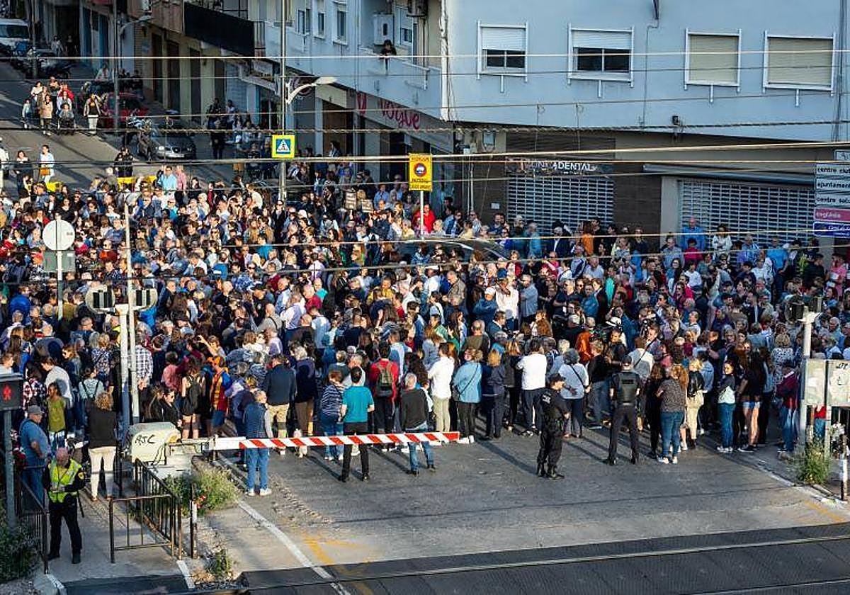 Concentración en Alfafar tras morir una joven arrollada por un tren en el paso a nivel