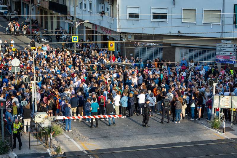 Concentración en Alfafar tras morir una joven arrollada por un tren en el paso a nivel