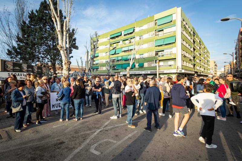 Concentración en Alfafar tras morir una joven arrollada por un tren en el paso a nivel