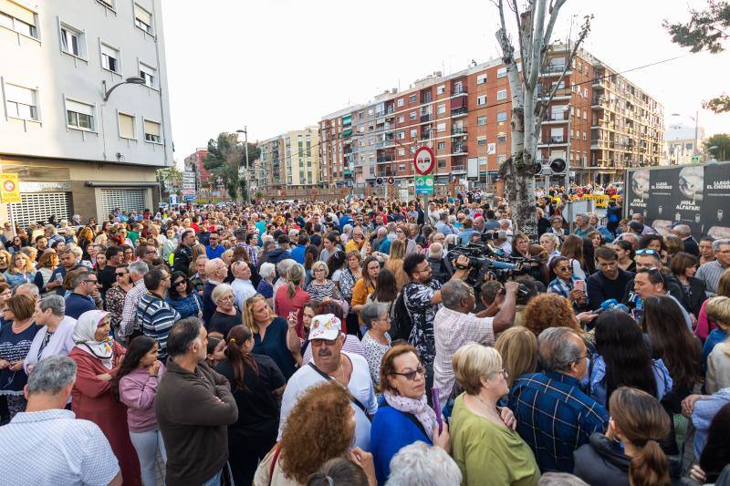 Concentración en Alfafar tras morir una joven arrollada por un tren en el paso a nivel