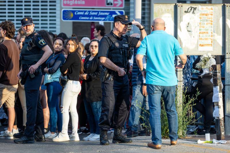 Concentración en Alfafar tras morir una joven arrollada por un tren en el paso a nivel