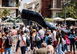 El zapato góndola' de Miralda, en plena Plaza de la Virgen.