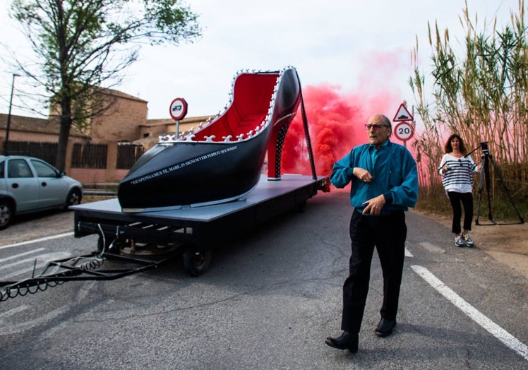 Imagen principal - El cortejo del 'zapato góndola' ha recorrido la ciudad. 