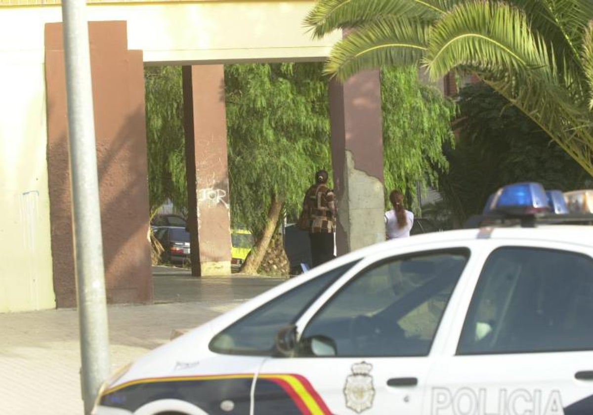 Una patrulla de la Policía Nacional en el barrio de La Coma de Paterna.