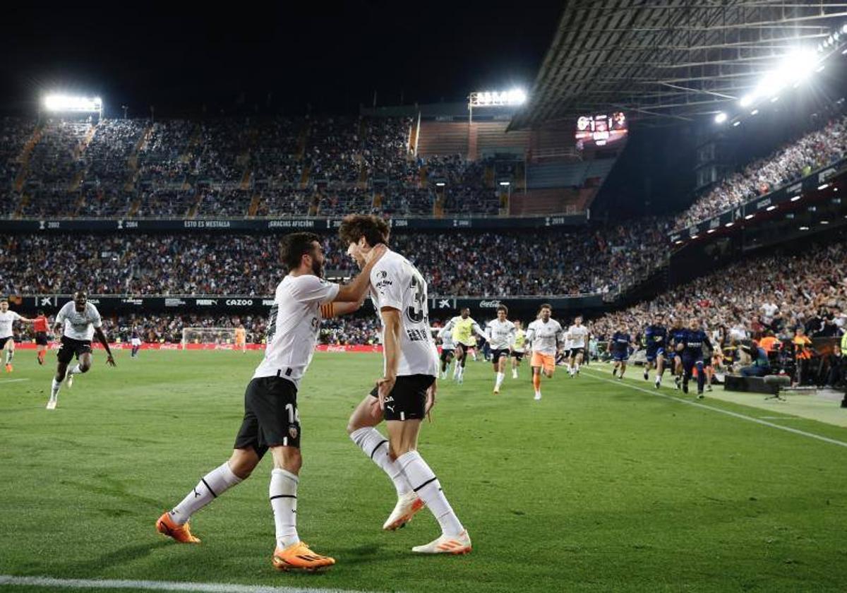 Gayà y Javi Guerra celebran su gol.