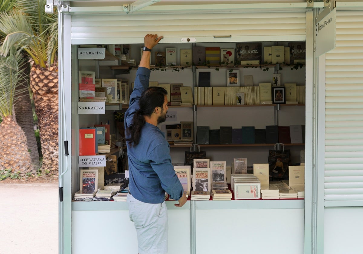 Momento en el que Pre-Textos ha abierto su caseta tras diez años de ausencia en la Fira del Llibre.