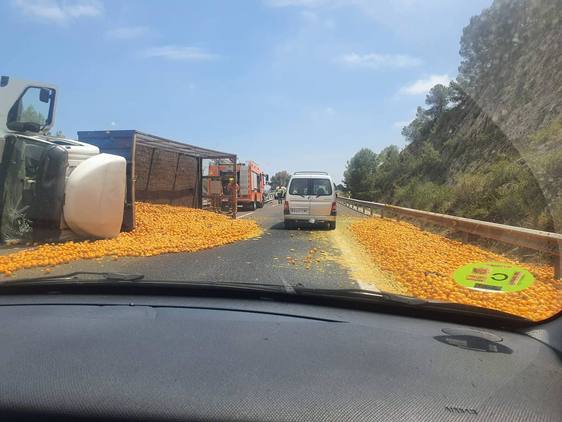 Un herido al volcar un camión cargado de naranjas en la AP-7 a la altura de Tavernes de la Valldigna