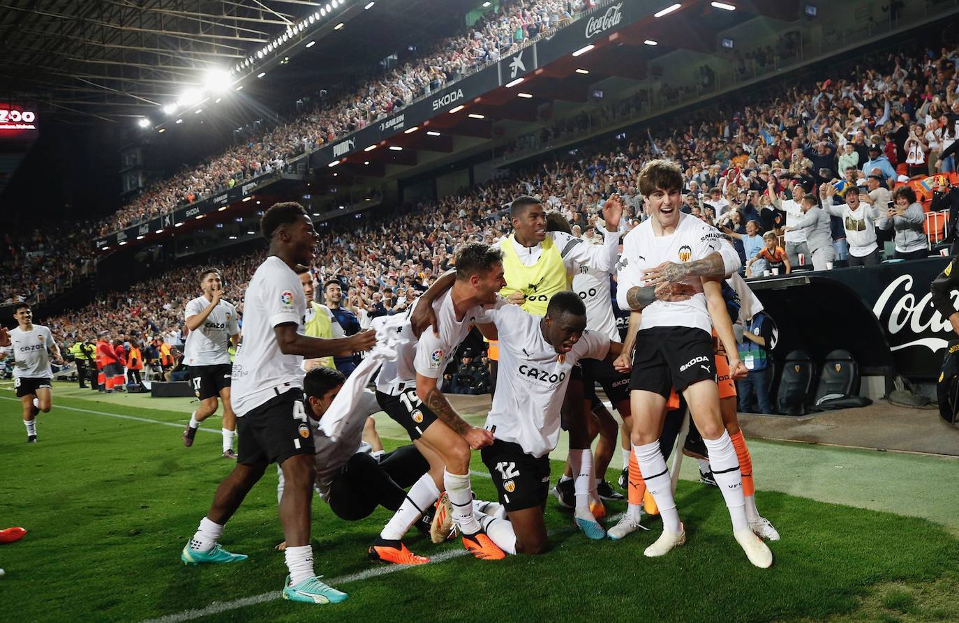 Así fue la celebración del gol de Javi Guerra que desató la euforia en Mestalla