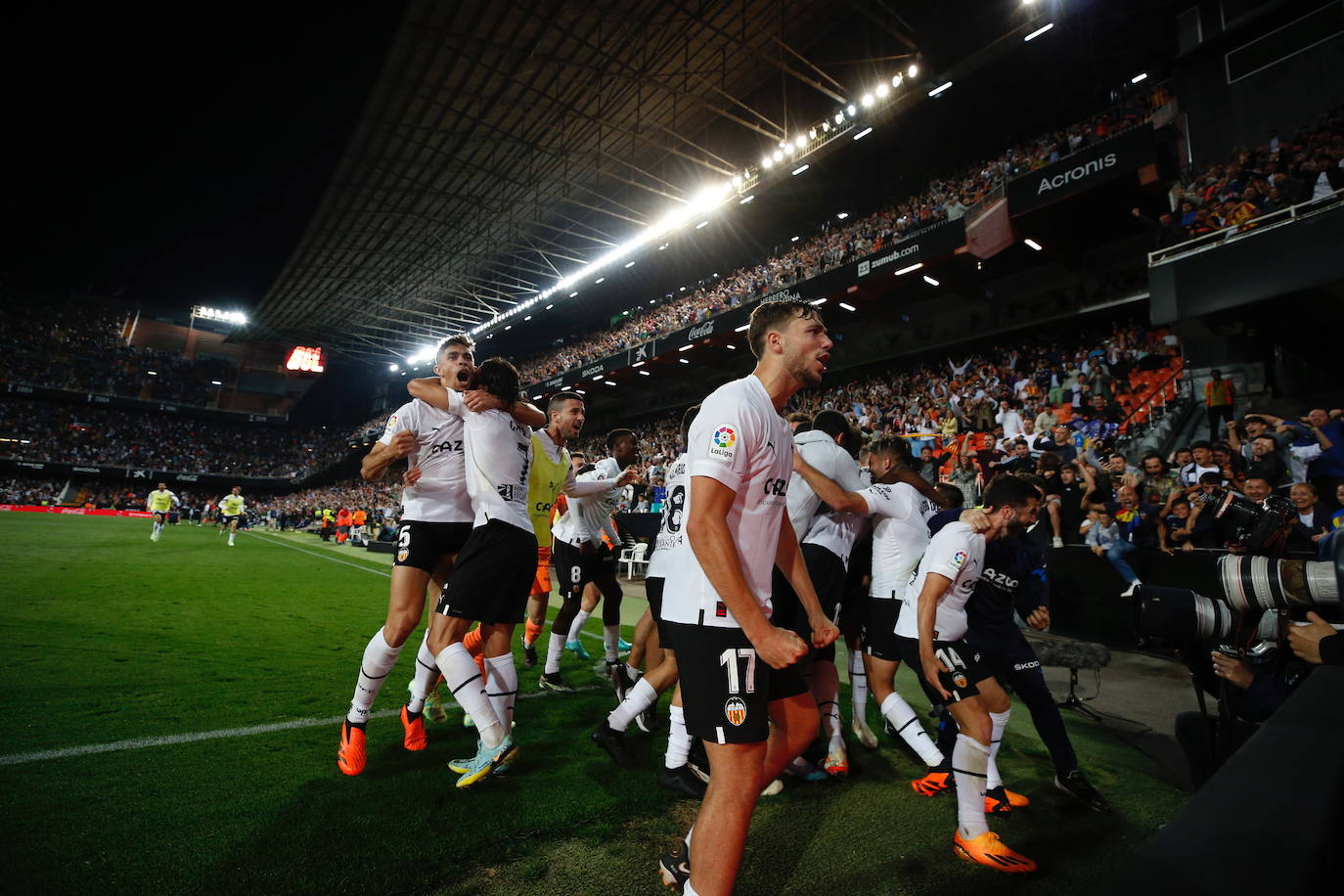 Así fue la celebración del gol de Javi Guerra que desató la euforia en Mestalla