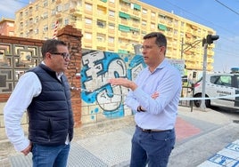 Los alcaldes de Alfafar y Sedaví, este miércoles, en la zona del atropello.