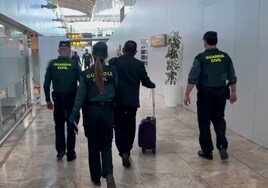 El individuo que fue detenido en el aeropuerto de Alicante.